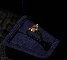 Diamond jewelry showcase item 7